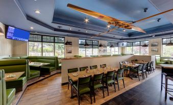 Holiday Inn Victoria – Elk Lake