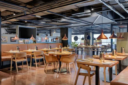 Courtyard Brussels EU Отели рядом с достопримечательностью «Place du Grand Sablon»