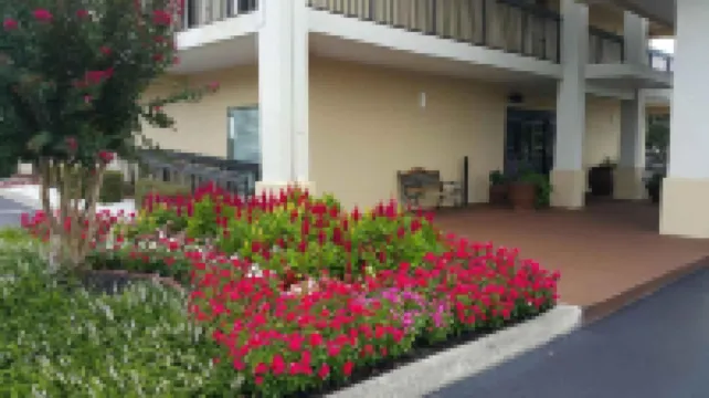 Super 8 by Wyndham Calhoun