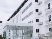 The White Hotel by Charoensri 우동피타야누쿤 학교 주변 호텔