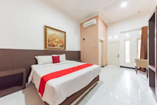 RedDoorz Near Kejaksan Station Cirebon Hotels in Kejaksan