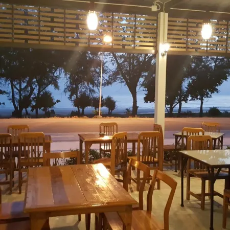 Yellow House Rayong Отели рядом с достопримечательностью «Банпхе»