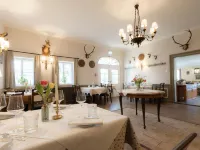 Der Schlosswirt zu Anif - Biedermeierhotel Und Restaurant Hotels near Wasserspiele Hellbrunn