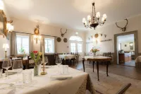 Der Schlosswirt zu Anif - Biedermeierhotel Und Restaurant Hotels in Anif