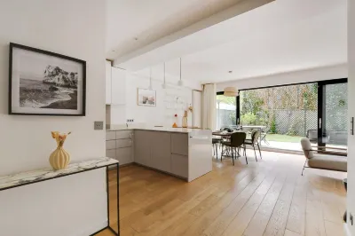 Passy - Eiffel Tower - Amazing 2Br with Garden Hotels in Auteuil