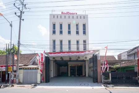 RedDoorz Plus @ Jalan Pemuda Timur Bojonegoro Отели в г. Bojonegoro