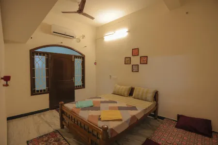 Comfy 2BHK Near Rock Beach Отели рядом с достопримечательностью «Pondicherry french city (White Town)»