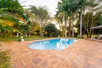 The Victorian Manor - Private Pools