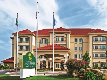 Holiday Inn Express & Suites Ardmore Отели рядом с достопримечательностью «Публичная библиотека Ардмор»