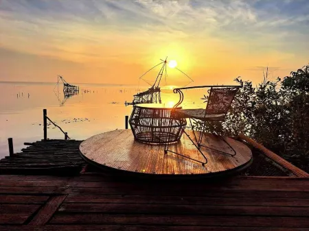 Charn Mai Chai Lay Отели рядом с достопримечательностью «Wat Pradu Riang School»