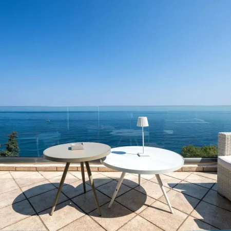 Cavos Bay Hotel & Studios