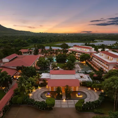 Taj Alibaug Resort & Spa, Maharashtra Отели рядом с достопримечательностью «Алибаг Бич»