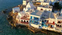 Bluetopia Suites - Bed and Breakfasts