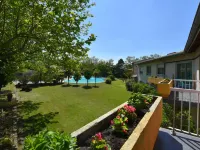 Logis Hotel Restaurant Spa les Oliviers โรงแรมในโดรม