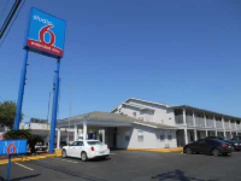 Studio 6 San Antonio, TX - Fort Sam Houston Area Hotels near Splashtown San Antonio