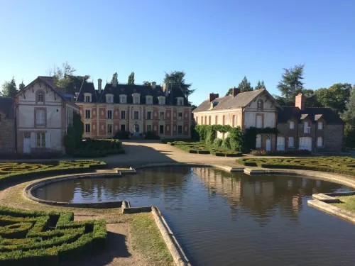 La Maison Hotels in Loudeac