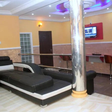Mayoral Hotel & Suite