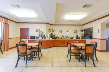 阿爾瓦拉多速8酒店