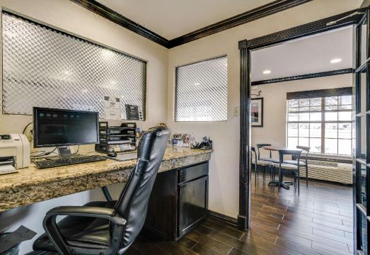 퀄리티 인 & 스위트 댈러스