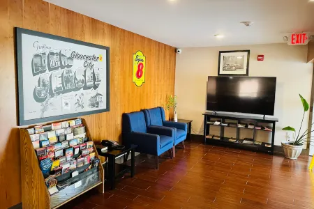 Super 8 by Wyndham Gloucester