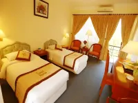 Royal Hotel Hotels near Front Beach