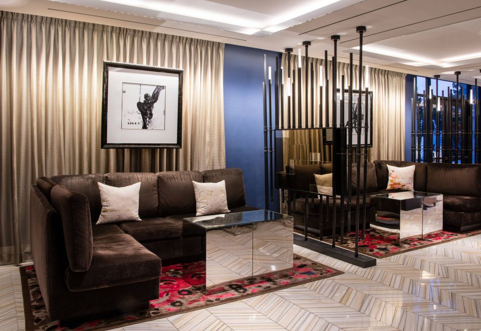 [베벌리 힐스 메리어트의 야외 수영장]