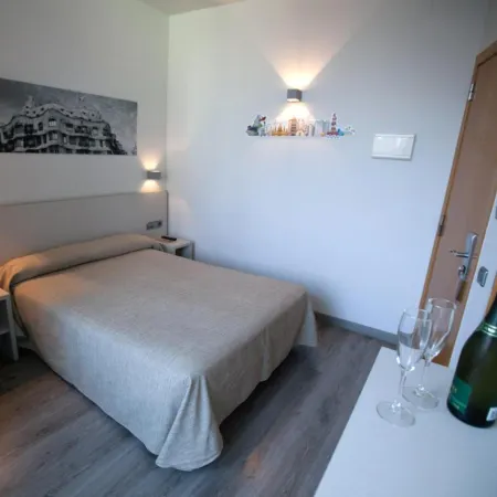 Hotel Ciutat de Sant Adria Отели рядом с достопримечательностью «Ноу-Баррис»