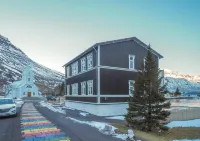 Við Lónið Guesthouse Hotels in 