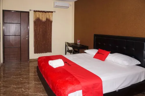 RedDoorz Near Stasiun Kroya Hotels in Kroya