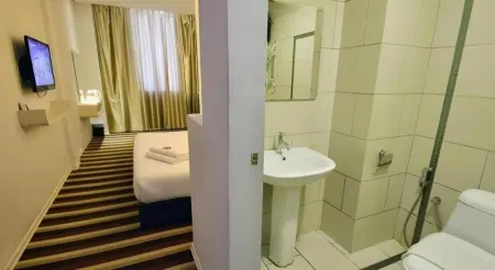 First Residence Hotel Kemaman Отели в г. Кемаман