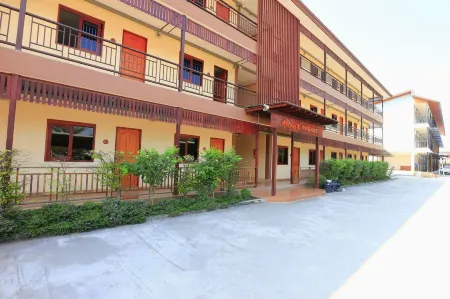 S Hotel Отели рядом с достопримечательностью «Sun Watthanatham Changwat Lamphun Rongrian Suan Bun Yo Patham»