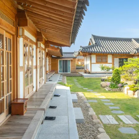 Gyeongju Wadamjung Hanok Pension Отели рядом с достопримечательностью «Храм Сундокджон»
