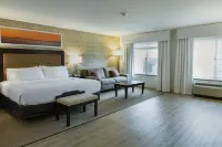 Holiday Inn & Suites Bloomington-Airport Hotel dekat University of IL Extension