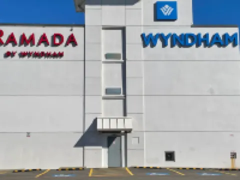 รามาดา บาย วินด์แฮม สนามบิน DFW โรงแรมในอีร์วิ่ง