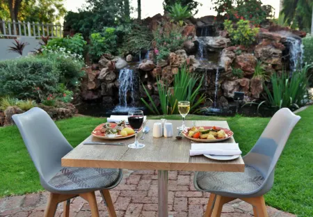 Cresta Oasis Hotel Отели в г. Хараре