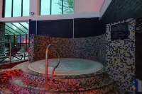 Village Hotel Cardiff - Hot Tub