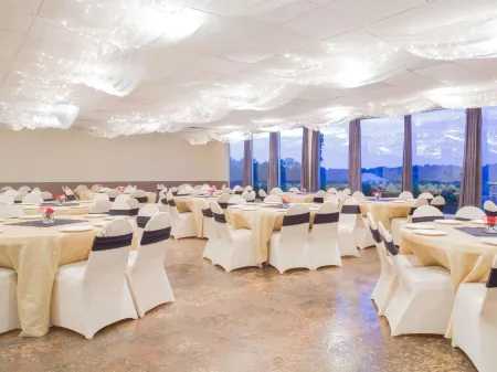 Ramada by Wyndham Angola/Fremont Area Отели рядом с достопримечательностью «Premier Rental-Purchase»