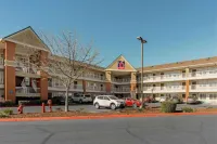 Motel 6 Suites Sacramento Arden Way CA - Parking