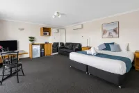 Arkana Motor Inn & Terrace Apartments - balcony