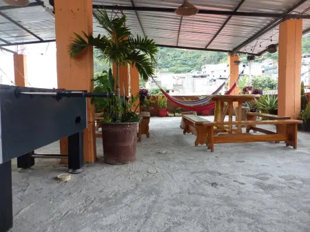 Hostal la Casa Amarilla City