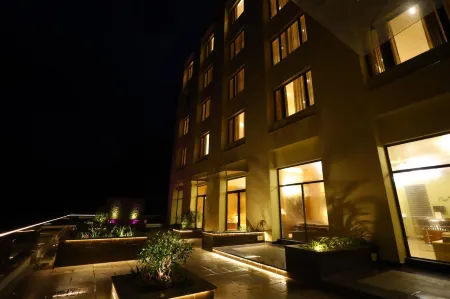 The Aurum Subrahmanya Отели рядом с достопримечательностью «Old Chariots, Dharmasthala»