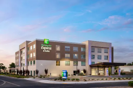 Holiday Inn Express & Suites Fresno Airport, an IHG Hotel Отели рядом со станцией Fresno Station