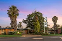 Plainsman Motel - parking