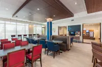 Holiday Inn Express & Suites Moreno Valley - Riverside فنادق في مورينو فالي