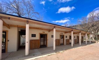 La Petite Auberge Insolite