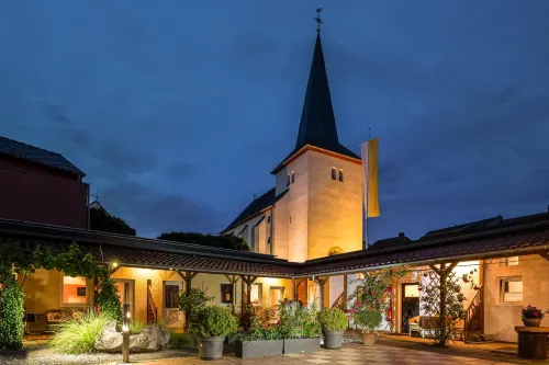 Land-Hotel Zum Schwan, Garni Weilerswist-Metternich 3 E-Ladepunkte Hotels in Weilerswist