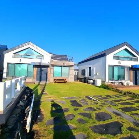 Jeju Badamajoong Pension Отели рядом с достопримечательностью «Монумент Ёнхонпо»
