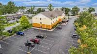 Days Inn & Suites by Wyndham Traverse City - parking