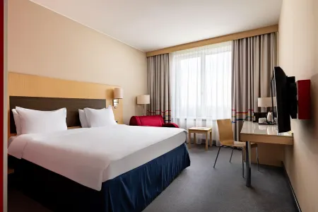 Cosmos Yaroslavl Hotel (Космос Ярославль) бывш. Парк Инн Ярославль Отели рядом с достопримечательностью «Музыка и время»