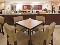 La Quinta Inn & Suites by Wyndham Milwaukee Bayshore Area - breakfast
